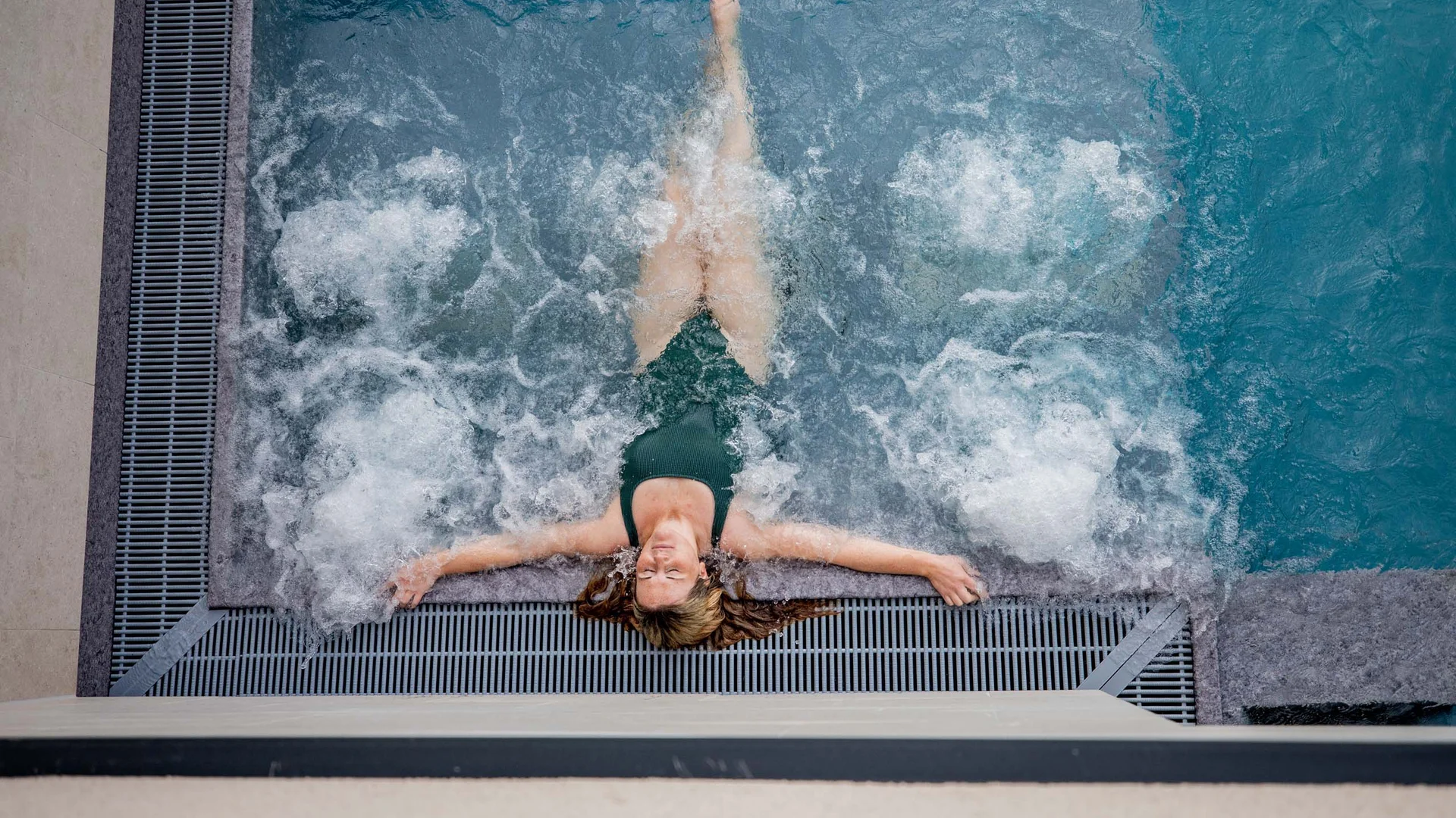 Frau entspannt in einem Whirlpool mit sprudelndem Wasser