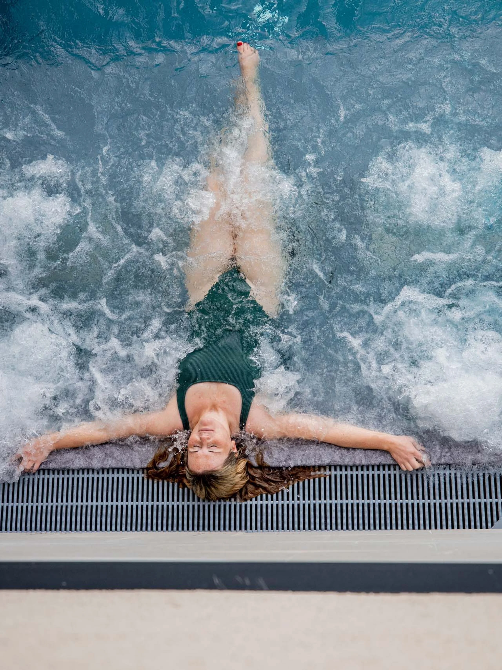 Frau entspannt in einem Whirlpool mit sprudelndem Wasser