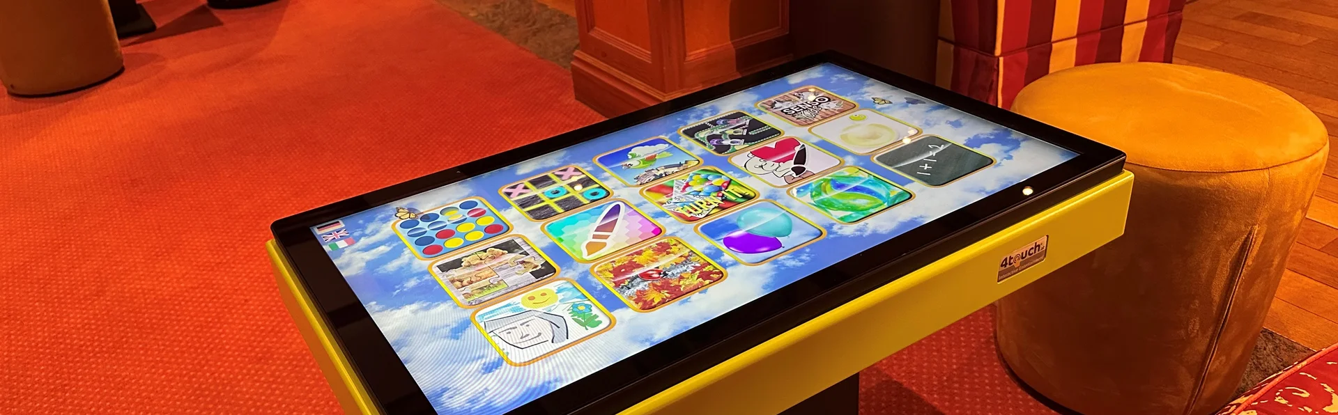 Spaß und Abwechslung für Kinder und Erwachsene! interaktiver touchscreen-spieltisch in einem wohnzimmersesselbereich