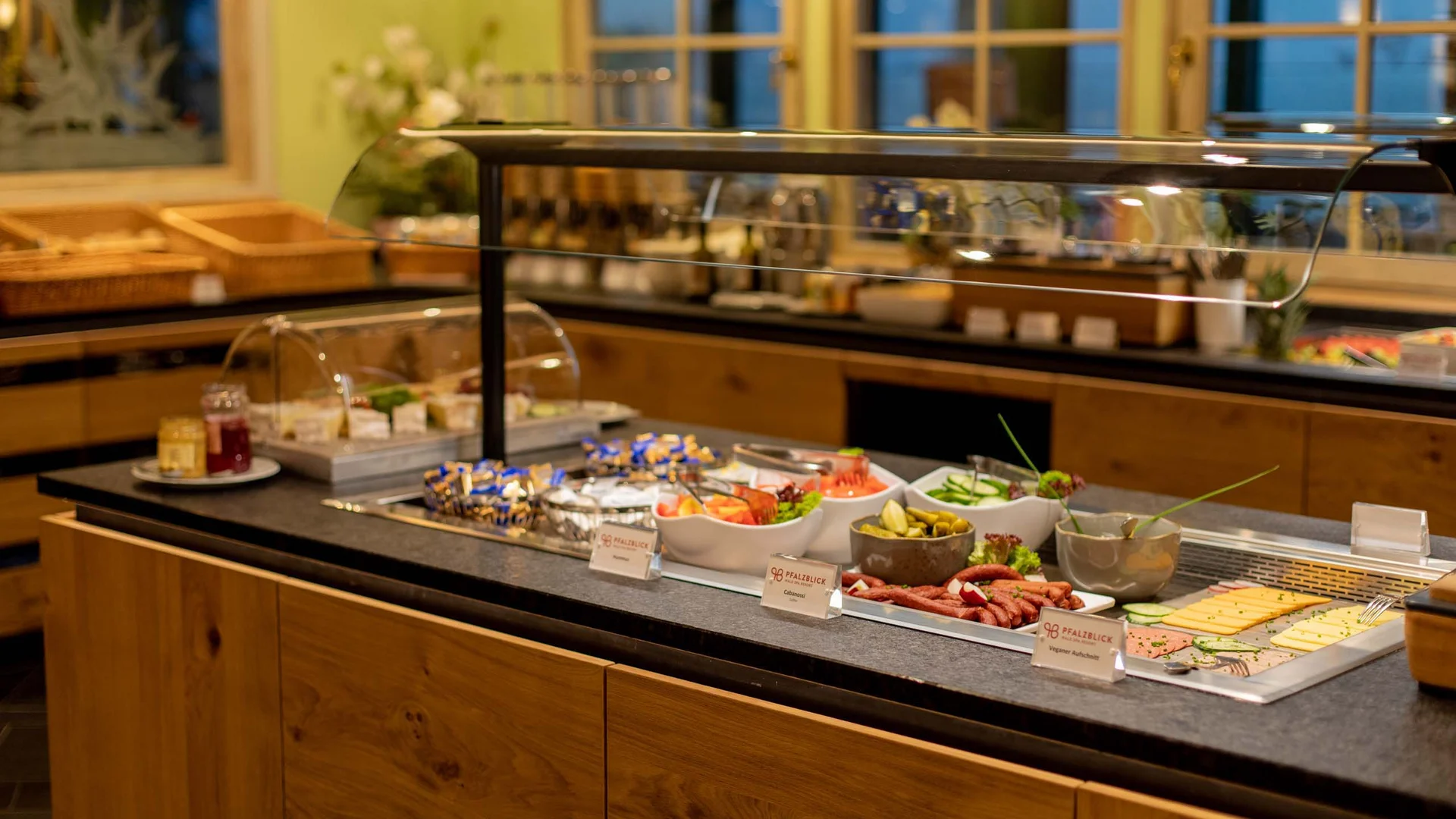 Buffet mit Aufschnitt, Käse und frischen Gemüse im Restaurant