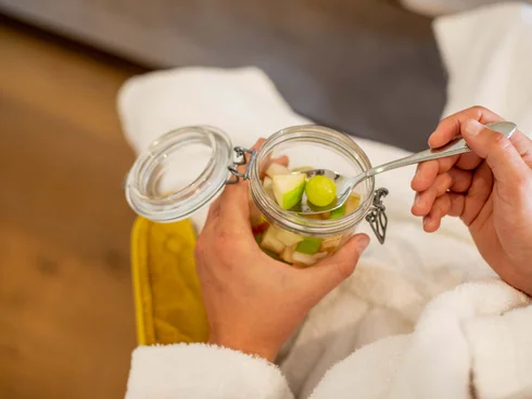 Blog – Neuigkeiten aus dem Pfalzblick Wald Spa Resort Person hält Glas mit Obstsalat und löffelt Trauben heraus
