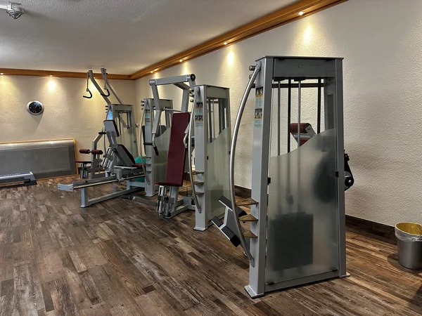 Pfalzblick, Dahn: Gut zu wissen Fitnessraum mit mehreren Krafttrainingsgeräten und Holzboden