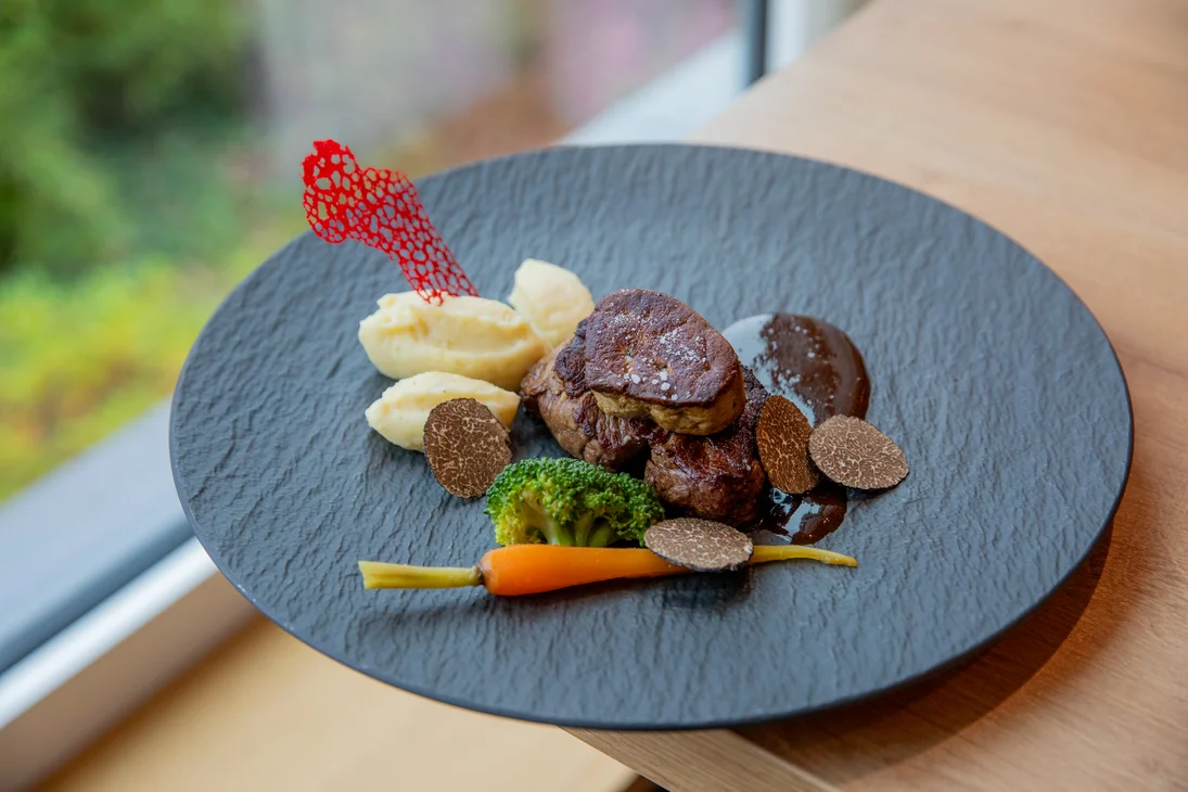 Elegantes Rinderfilet mit Trüffeln, Karotte, Brokkoli und Kartoffelpüree