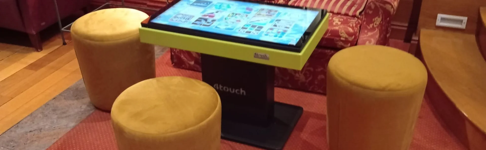 Spaß und Abwechslung für Kinder und Erwachsene! Gemütliche Sitzecke mit Sofa, Hockern und digitalem Touchscreen-Tisch