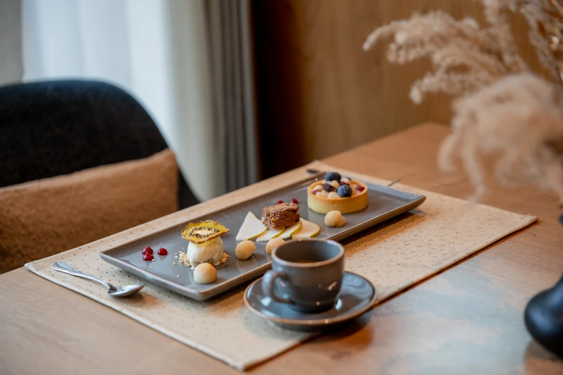 Kaffee und Dessertplatte mit verschiedenen Desserts auf einem Tisch