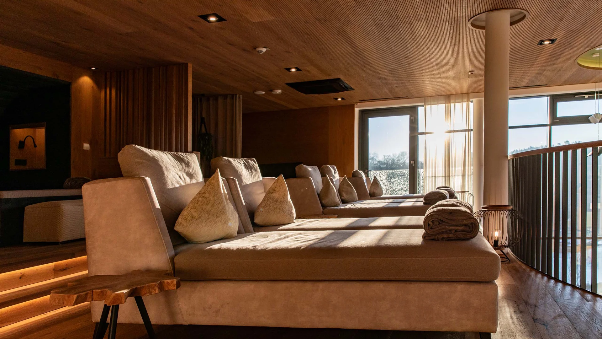 Gemütliche Lounge mit bequemen Sofas und Kissen mit Tageslicht
