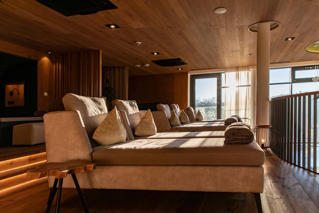 Gemütliche Lounge mit bequemen Sofas und Kissen mit Tageslicht
